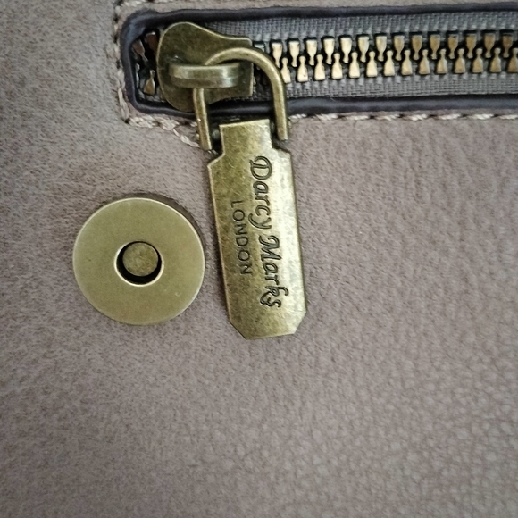 NWT Women's Darcy Marks London Tan Vegan Leather Floral Engraving Design - Picture 9 of 11